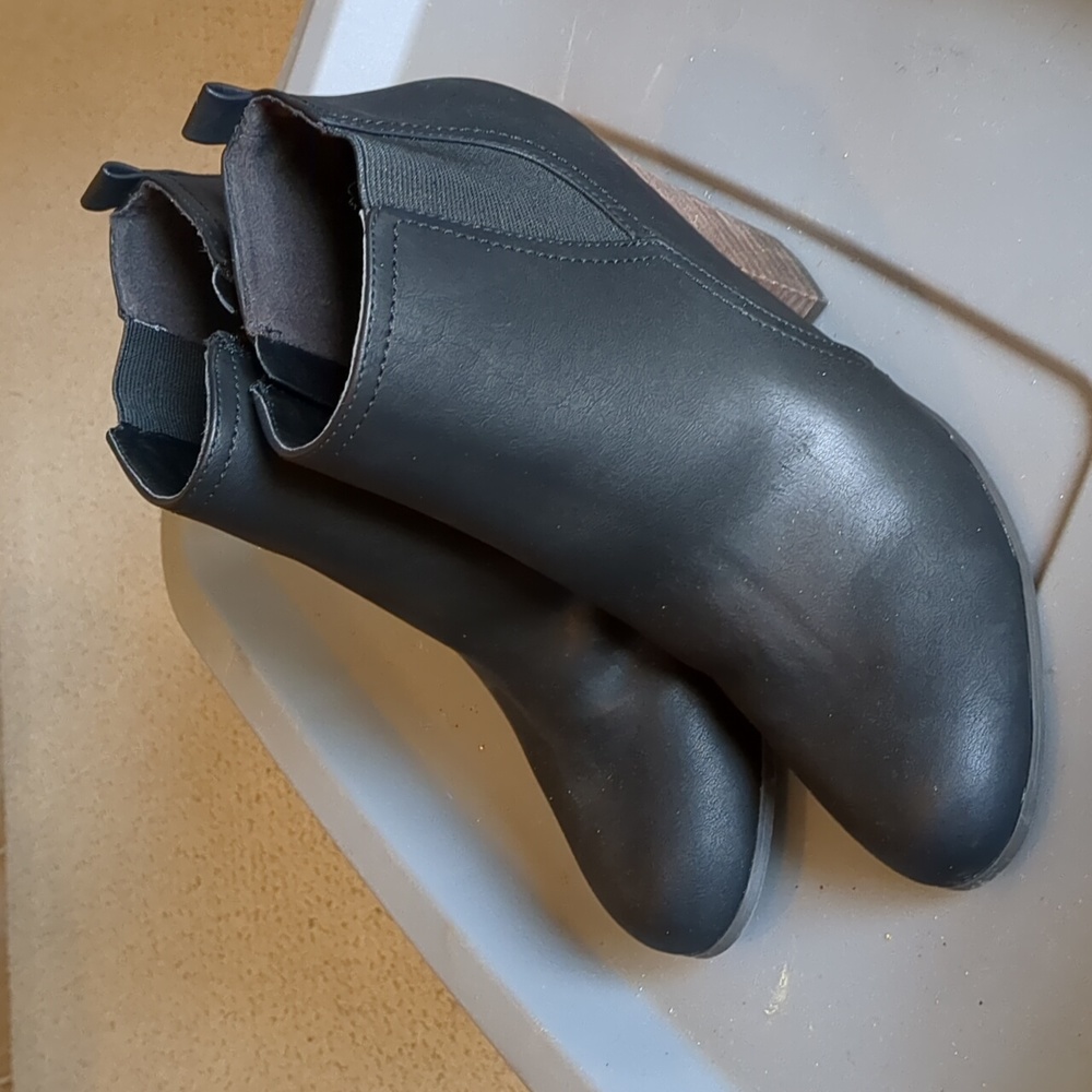 Fergie 9.5 short bootie